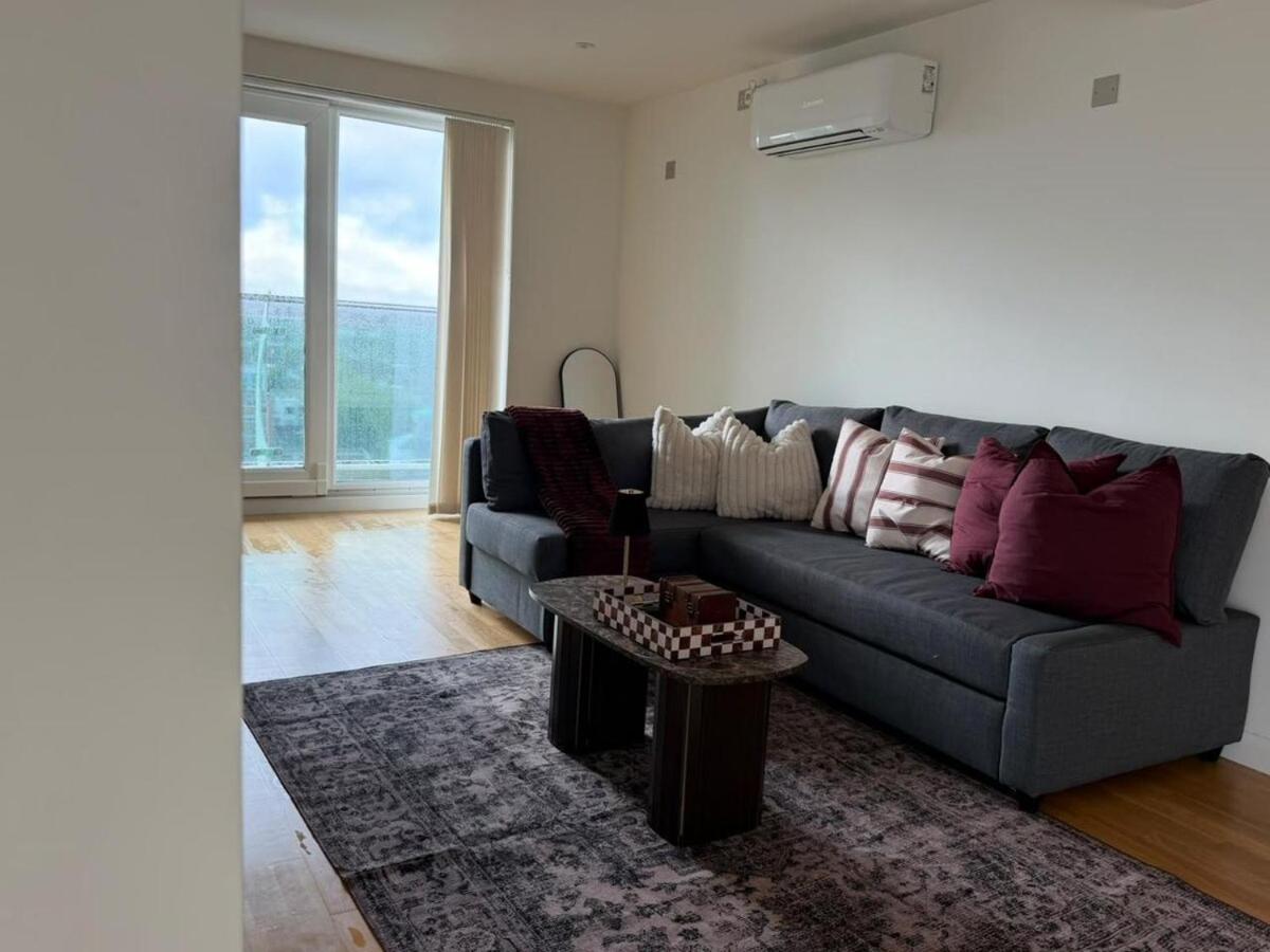 Amanah Properties - Ealing Skyline Sleeps 6 with AC & 5 mins frim Elizabeth Line - Ferienwohnung London Borough of Ealing