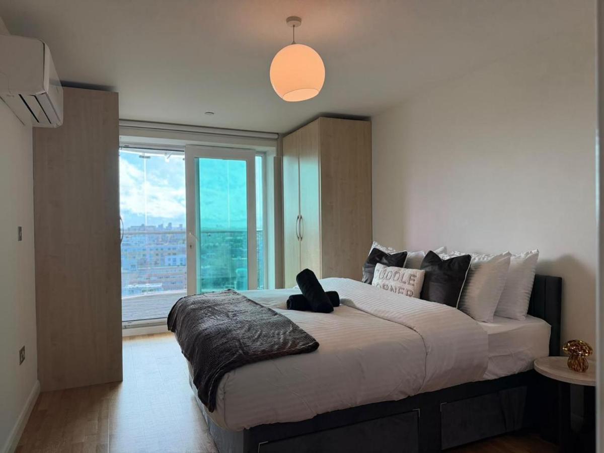 Amanah Properties - Ealing Skyline Sleeps 6 with AC & 5 mins frim Elizabeth Line - Ferienwohnung London Borough of Ealing