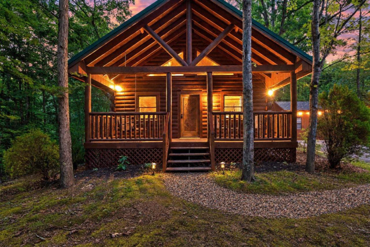 Cute Couples Cabin with Hot Tub Theater Fire Pit - B&B Sevierville