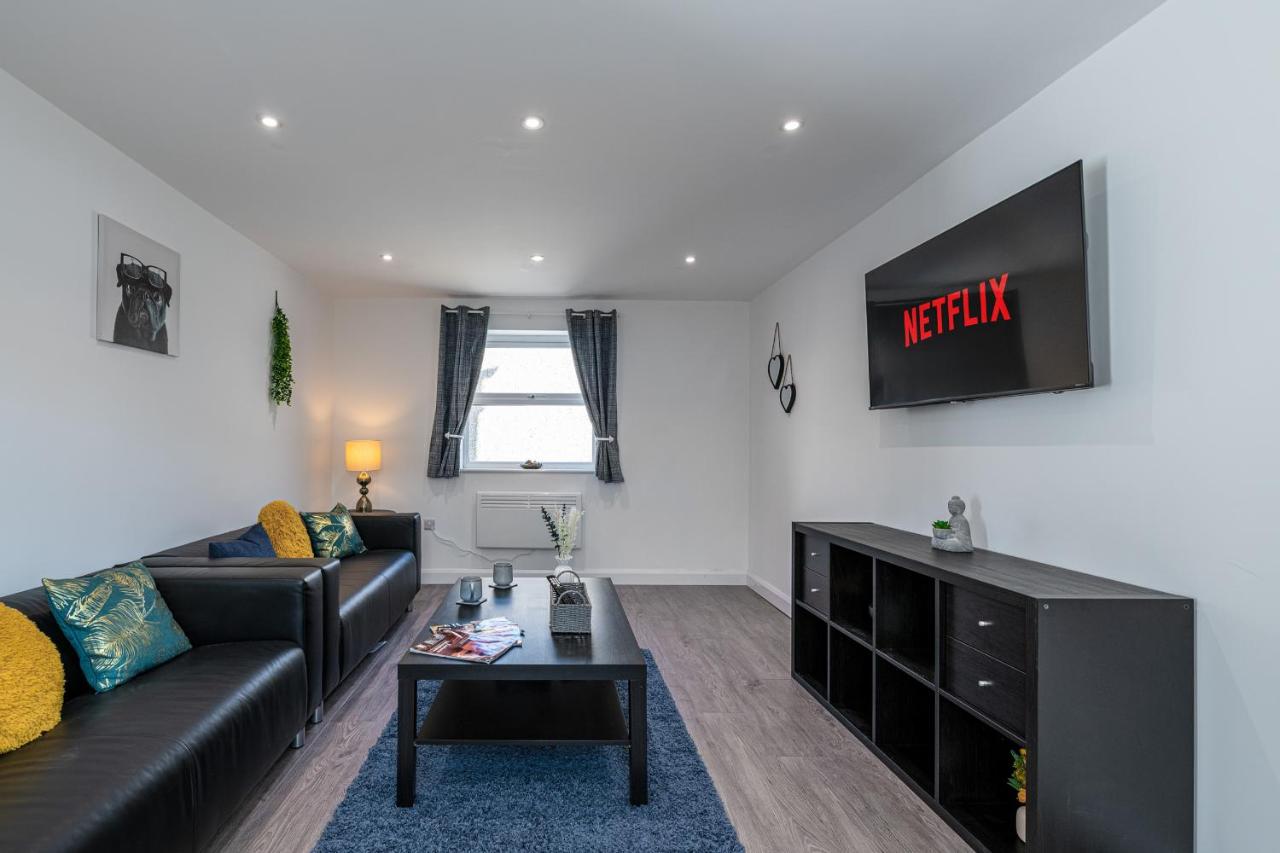 Modern 4BR Holyhead Home Near Ferry Port - Group Sleeps 7 - Chambres d'hôtes Holyhead