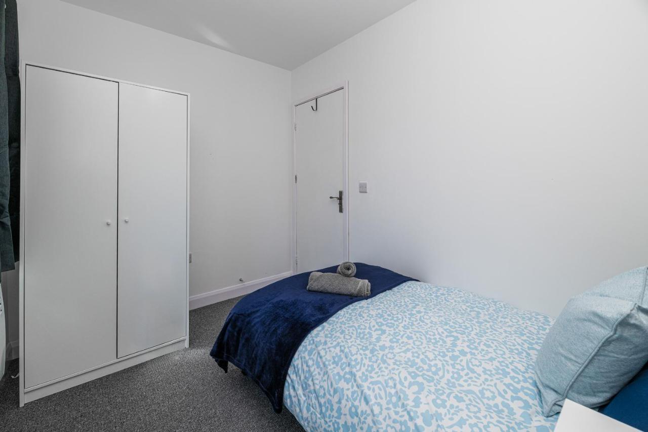 Modern 4BR Holyhead Home Near Ferry Port - Group Sleeps 7 - Chambres d'hôtes Holyhead