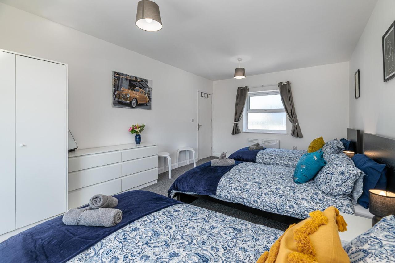 Modern 4BR Holyhead Home Near Ferry Port - Group Sleeps 7 - Chambres d'hôtes Holyhead