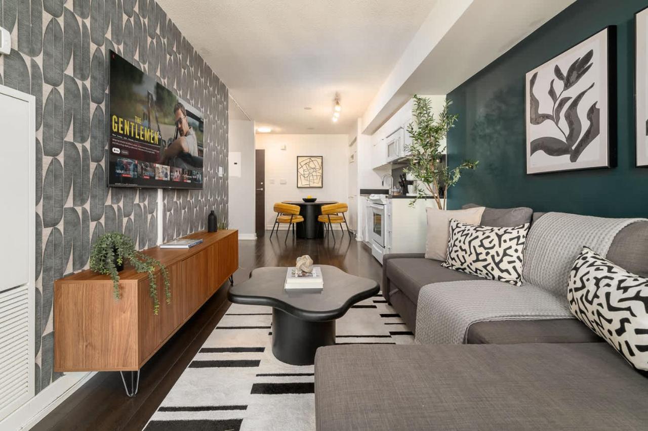 Modern High-Rise 1BR Oasis walk to CN Tower & Lake - Ferienwohnung Toronto