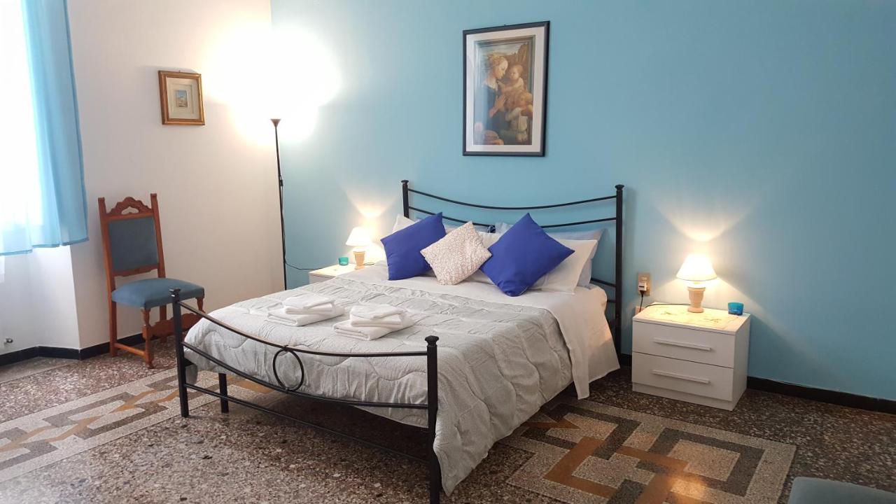 Habitación con cama grande y vistas al jardín