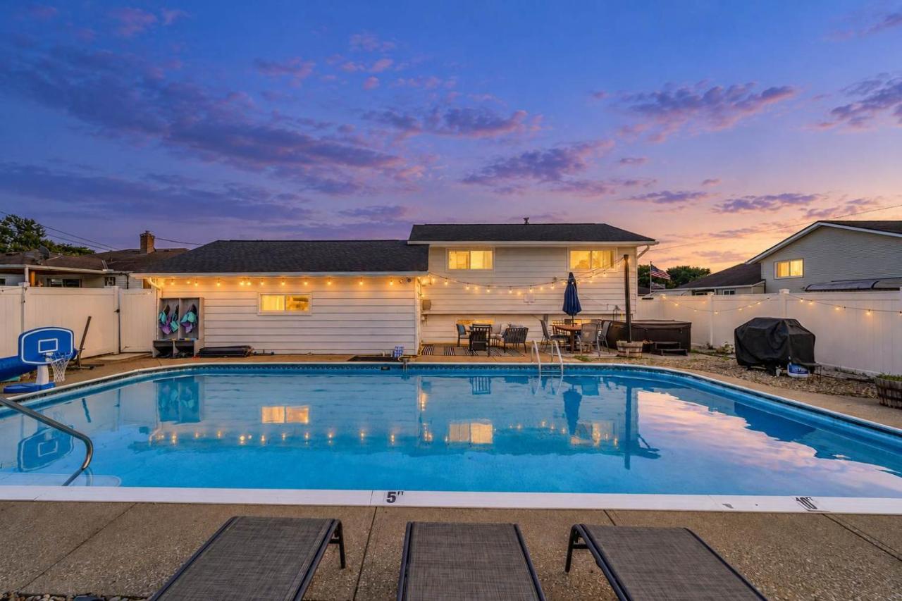 Swim and Relax with a Pool Hot Tub and Renovated HomeHop - Chambres d'hôtes Parma
