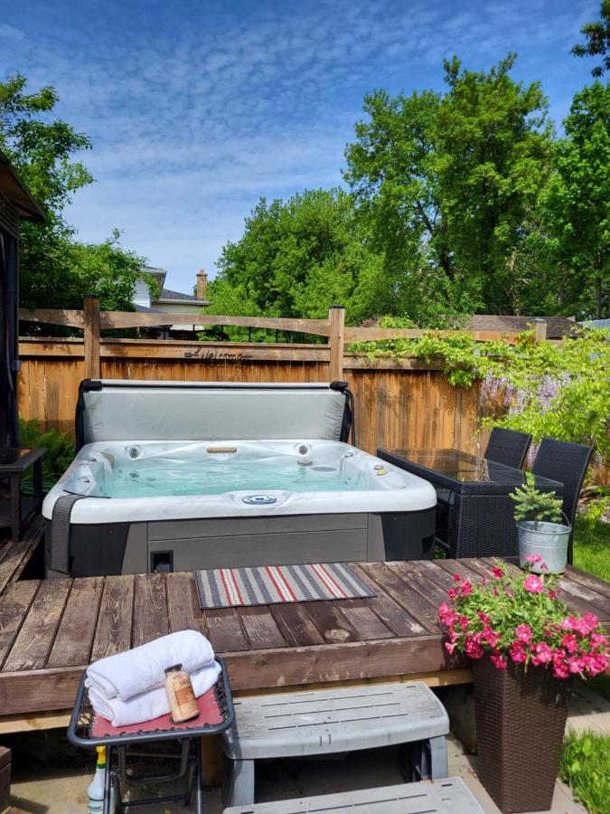 Cozy Suite with HOT TUB & Highspeed Internet - Ferienwohnung Grimsby