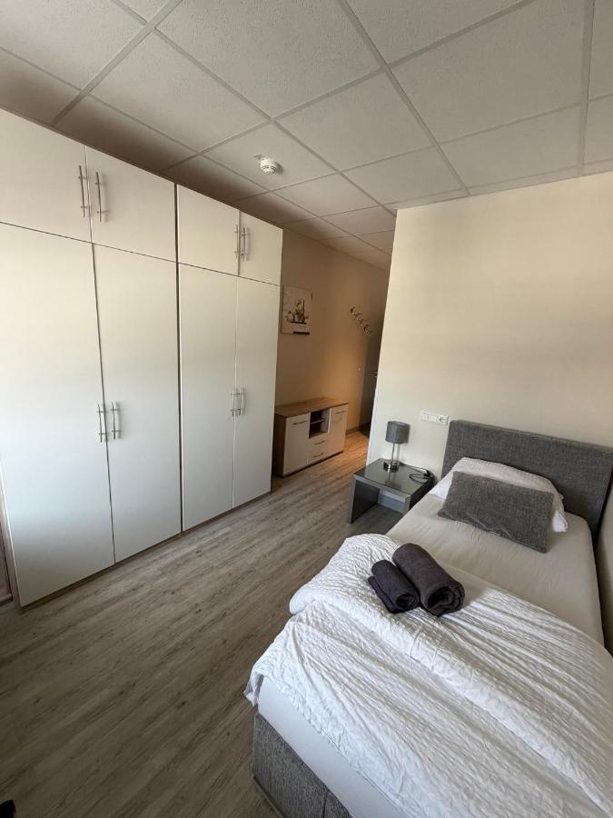Amaya Rooms Hannover Laatzen nahe Messe & Arena - B&B Hannover