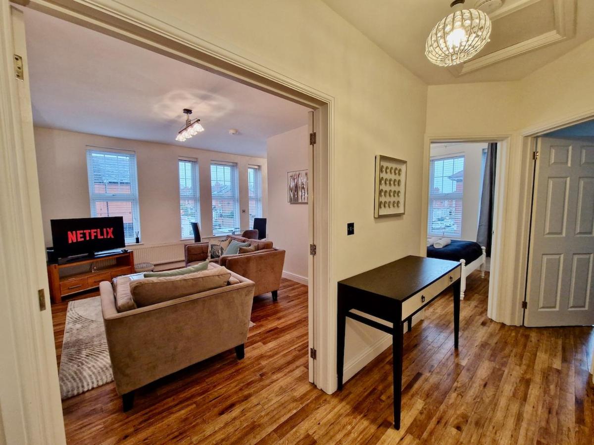 Spacious Serviced Apartment next to City Centre with Free Parking - Contractors & Relocators - Bed and Breakfast Coventry