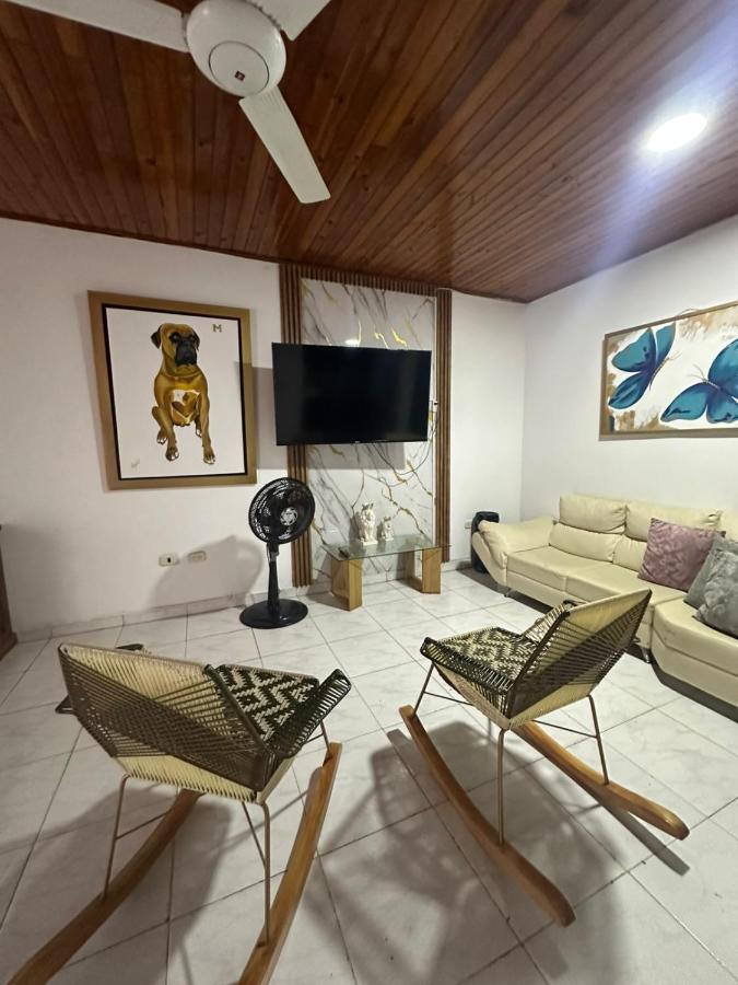 Casa con tres dormitorios y garaje - B&B Montería