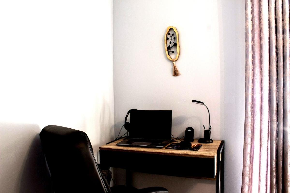 15 minutes from OR Tambo Int Central with Fast WiFi - Chambres d'hôtes Boksburg