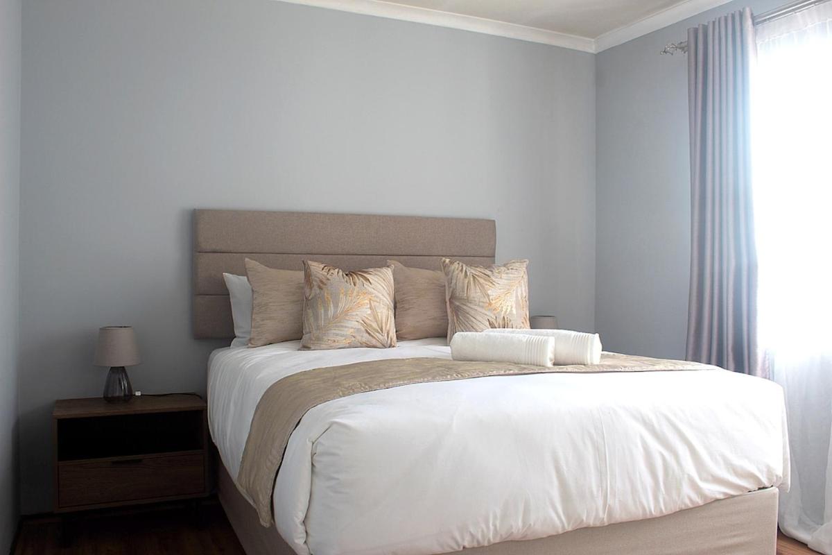 15 minutes from OR Tambo Int Central with Fast WiFi - Chambres d'hôtes Boksburg