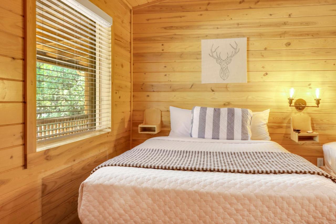 Wimberley Log Cabins Resort and Suites - Unit 6 - B&B Wimberley