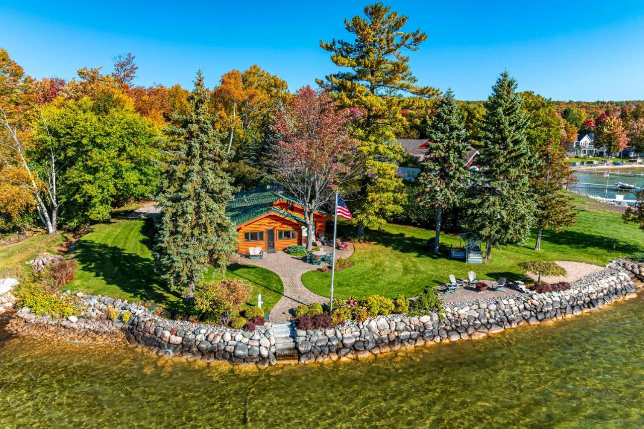 Waterfront Lake Charlevoix Cabin 8 Mi to Boyne Mtn - Chambres d'hôtes Boyne City