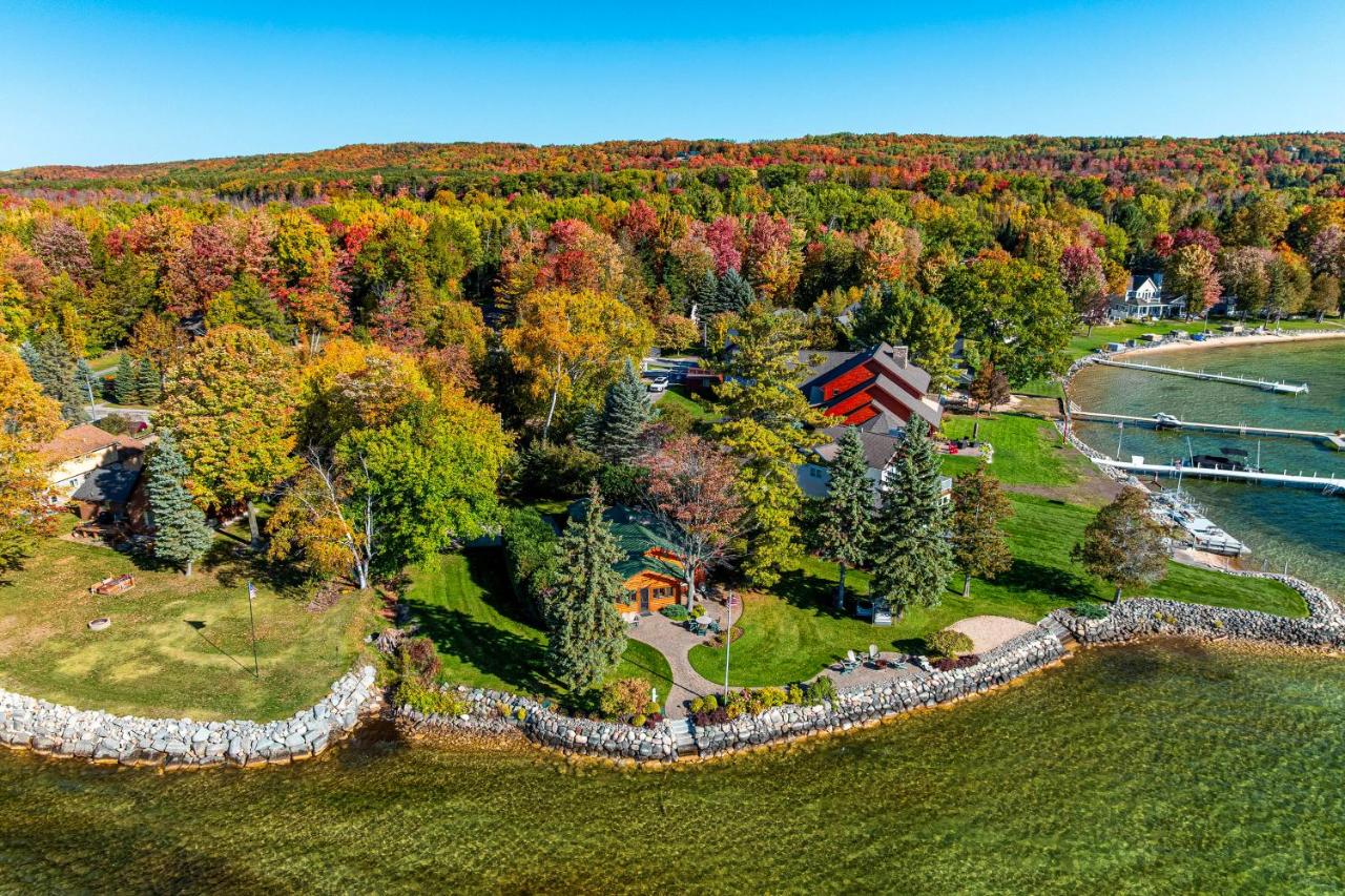Waterfront Lake Charlevoix Cabin 8 Mi to Boyne Mtn - Chambres d'hôtes Boyne City