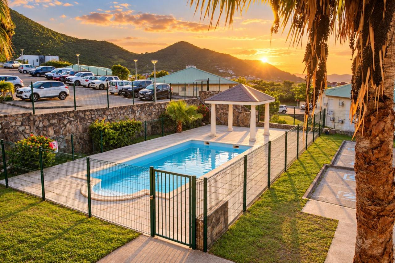 Vue piscine & Montagne sur les hauteurs de Marigot Appartement 3ch 6-7p - Bed and Breakfast Marigot