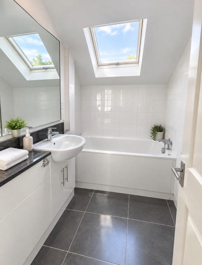 Spacious Kensington Apartment - Sleeps 10 - Pool Table - 5-Min Walk to Station - B&B London