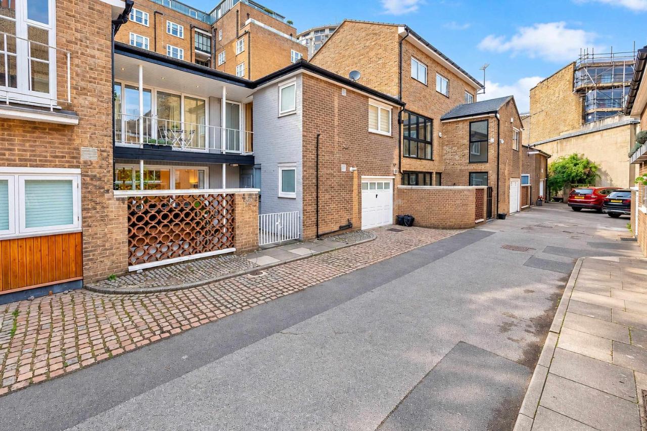 LUXURY Knightsbridge Family Hideaway 4BR for 11 with Balcony, Patio & Gated Parking Access - Ferienwohnung London