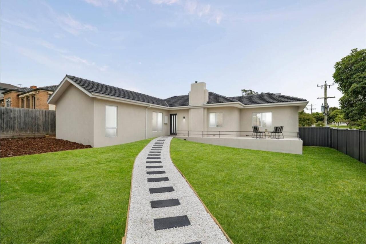 Private Lawn | Designer Bathroom | Three Bedrooms - B&B Ballarat