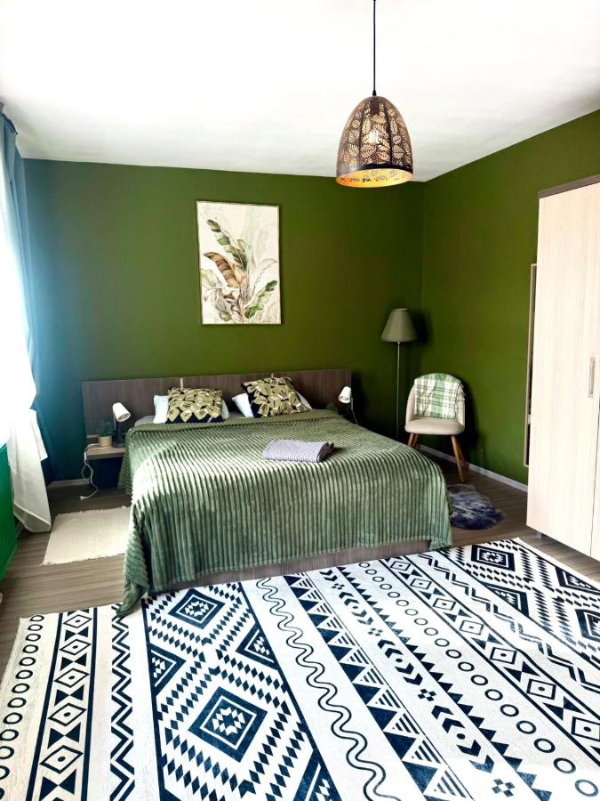 Glow Central Apartment with parking - Chambres d'hôtes Târgu Mureş