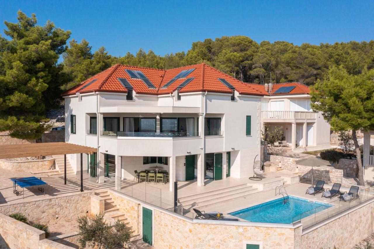 VILLA LUMINA - Seafront Pool Villa, Milna, Brač - Bed and Breakfast Milna