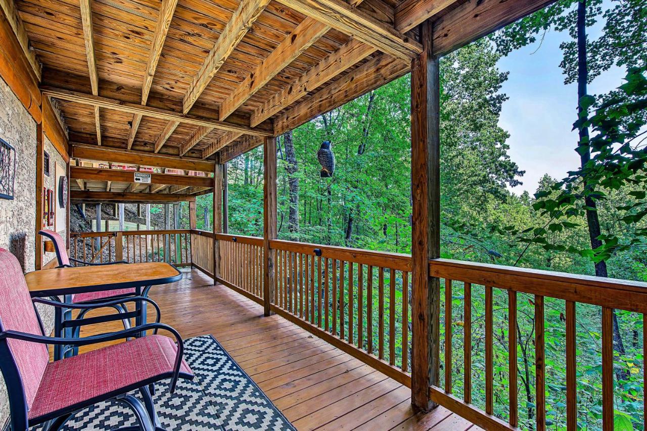 Bear Mountain Chalet in the Woods w/ Hot Tub - B&B Sevierville