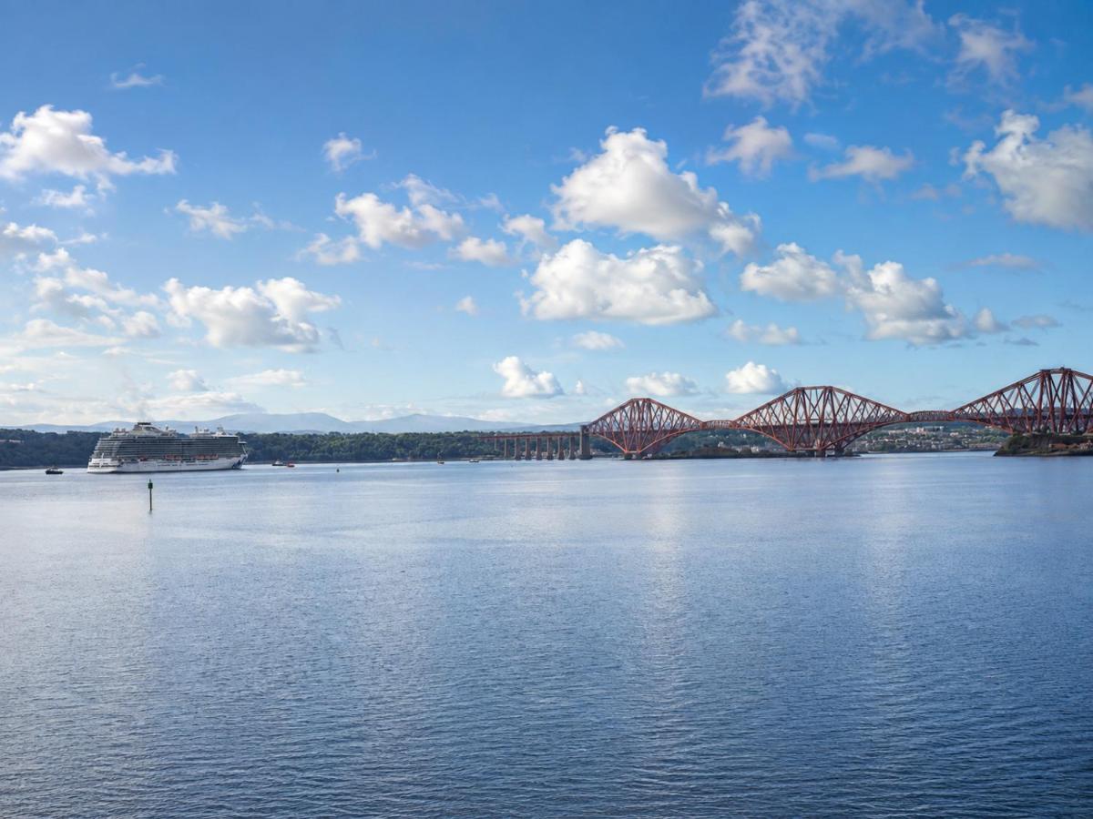 Forth Bridges View - Private Balcony - Waterfront - B&B Saint Davids