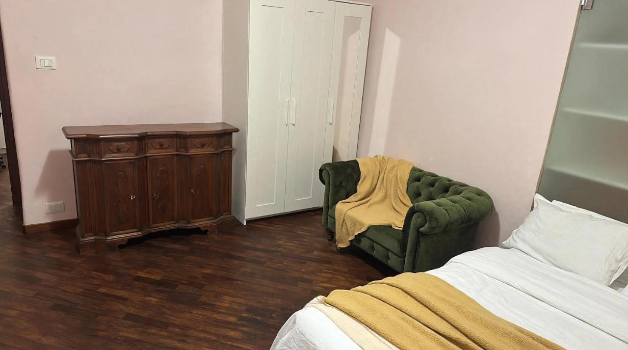 GRANDE SPAZIOSO INTERO APPARTAMENTO IN VIA CAFFARO numero 34 fino 9 persone - Chambres d'hôtes Gênes