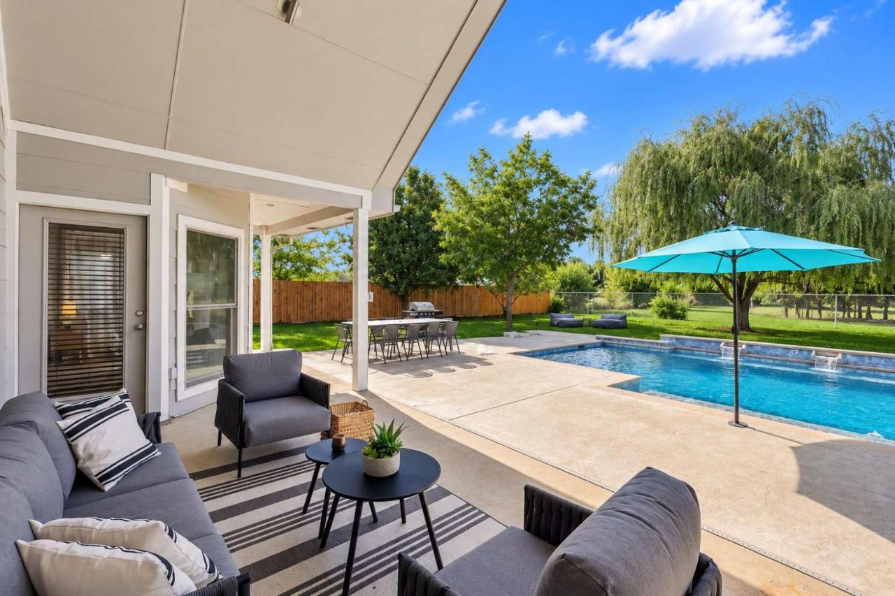 The Perfect Holiday Getaway 5BR 4BA with Pool and Hot Tub - Chambres d'hôtes Ponder