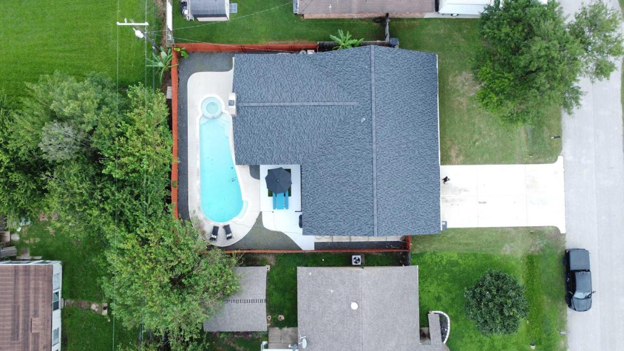 Amazing 4BR 2BA Winter Home with Pool & Game-Movie Room - B&B Texas City