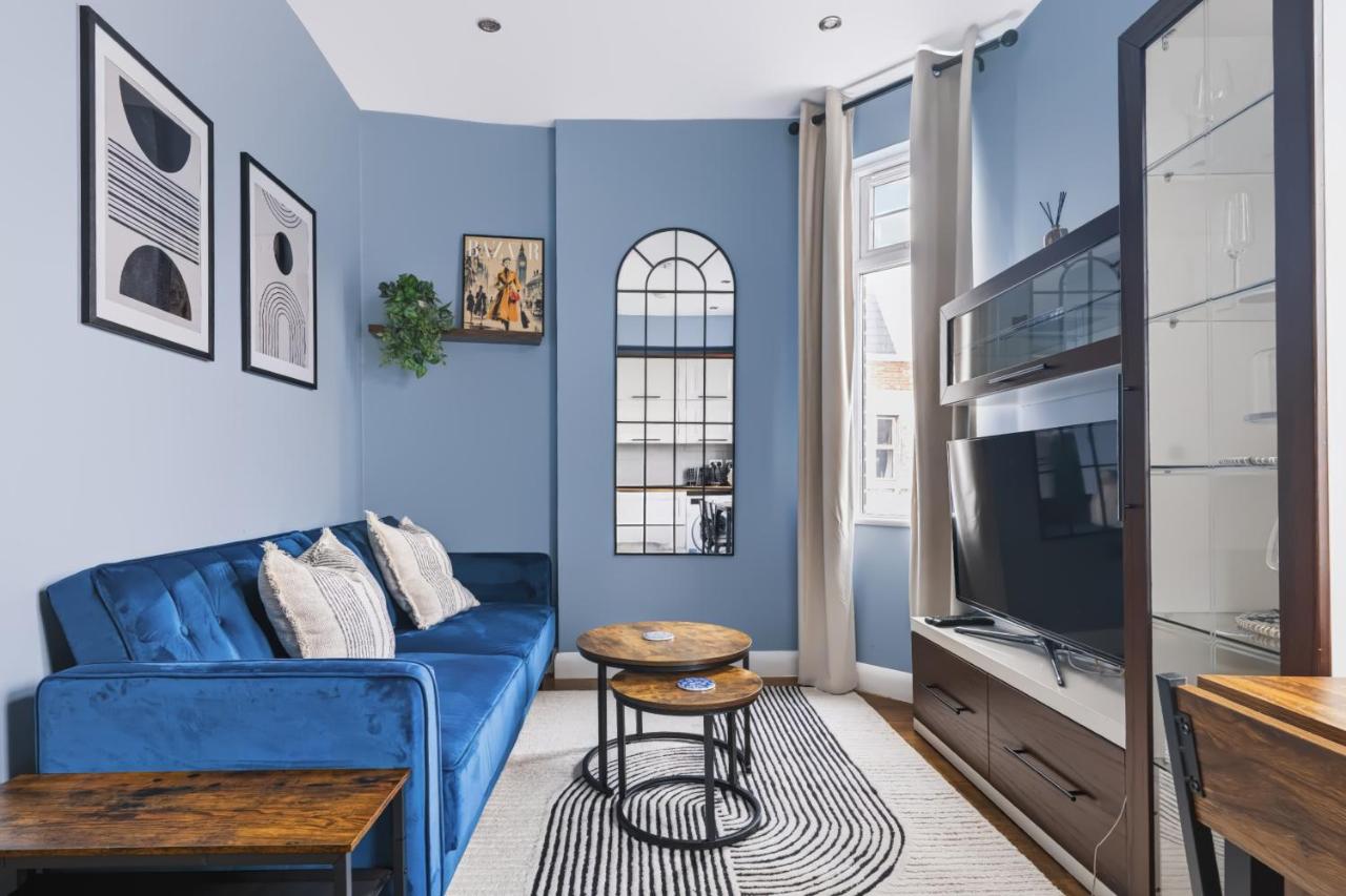 2 min walk to Westfield, 2 stops to Noting Hill ,few min to train station - B&B London