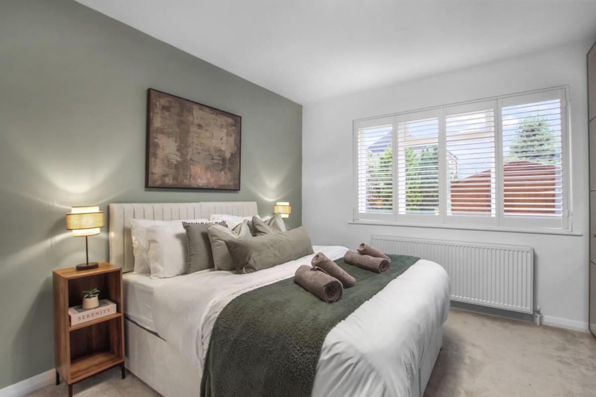 Cosy 2 bed Maisonette with driveway parking and garden - B&B Potters Bar