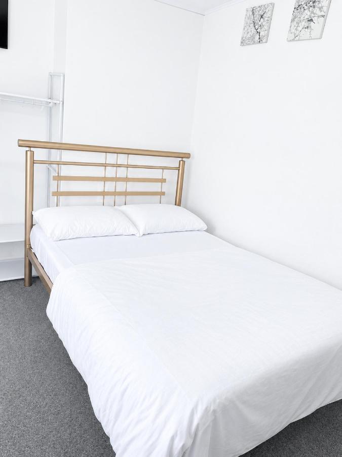 Excellent Central Private Double Room For Girls or Couples Only -West Bromwich - Shared Accommodation - Bed and Breakfast West Bromwich