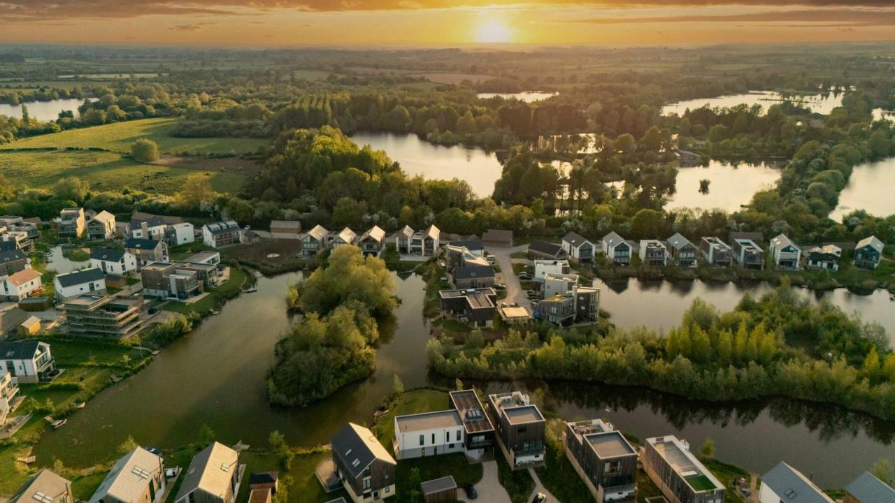 Mirrors Edge - Hot Tub Spa & Dog-Friendly Stay - Ferienwohnung Somerford Keynes
