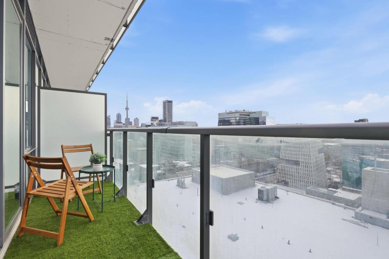 Executive Toronto Condo Balcony & City Views - B&B Toronto