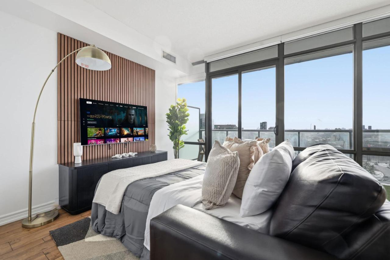 Executive Toronto Condo Balcony & City Views - B&B Toronto