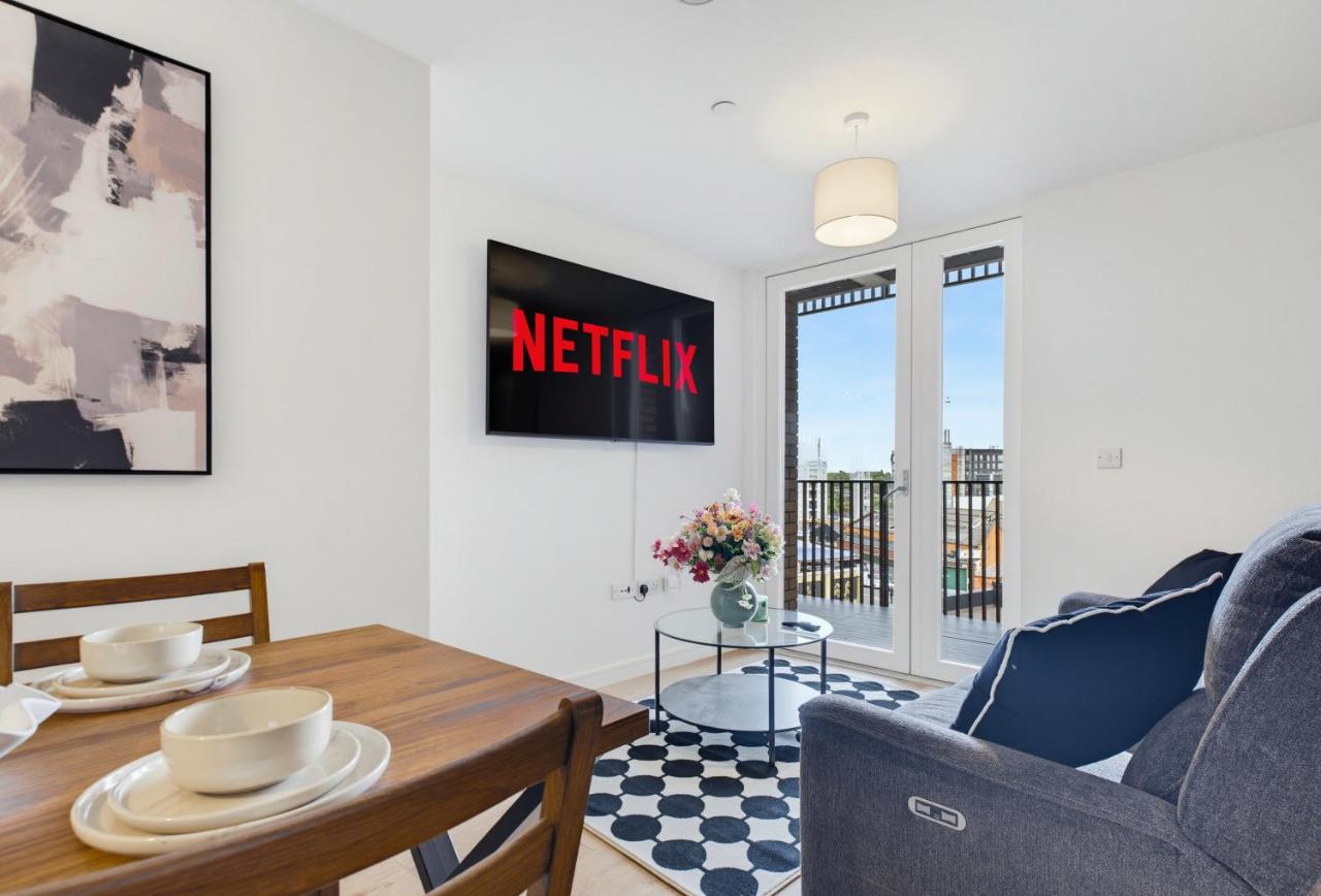 Spacious 2-Bed, 2-Bath Apartment with Garden-View Balcony - Bed and Breakfast Birmingham