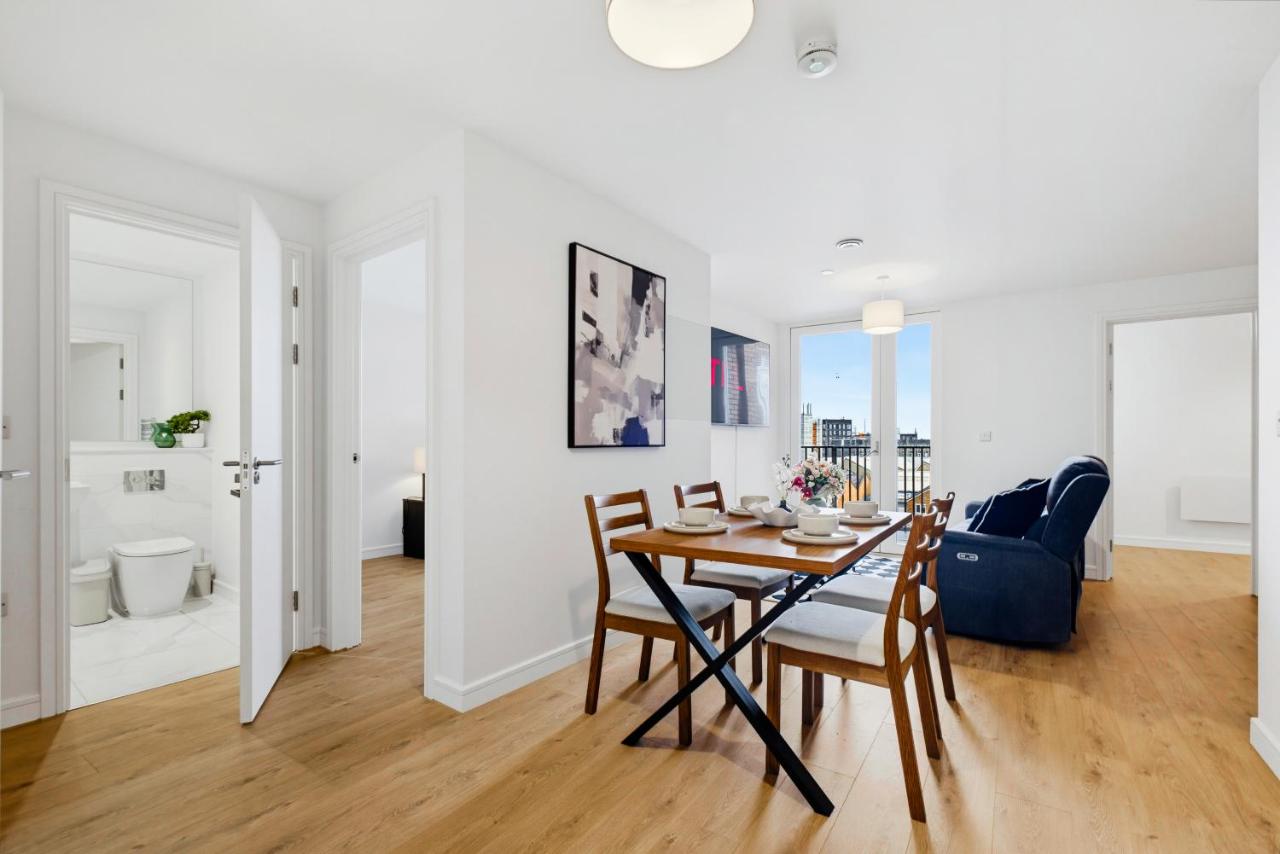 Spacious 2-Bed, 2-Bath Apartment with Garden-View Balcony - Bed and Breakfast Birmingham