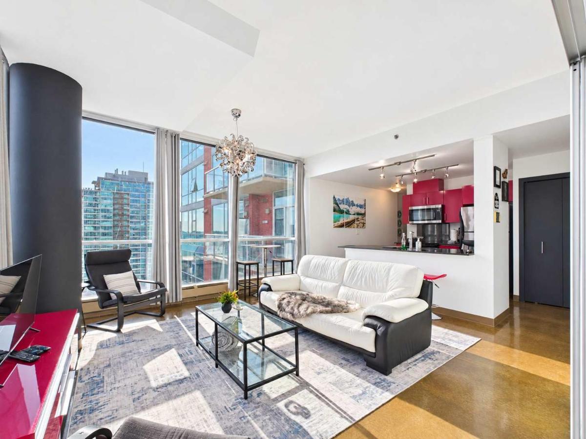 Modern Beltline Escape Sky-High Views DT Views - Chambres d'hôtes Calgary