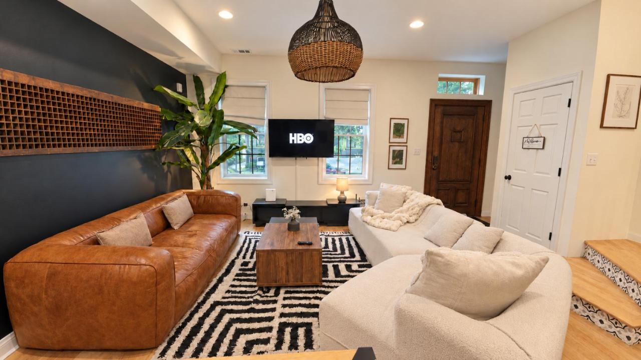 Historic 4Br Home Game Room, Pool Table, Fire Pit - Bed and Breakfast Chicago