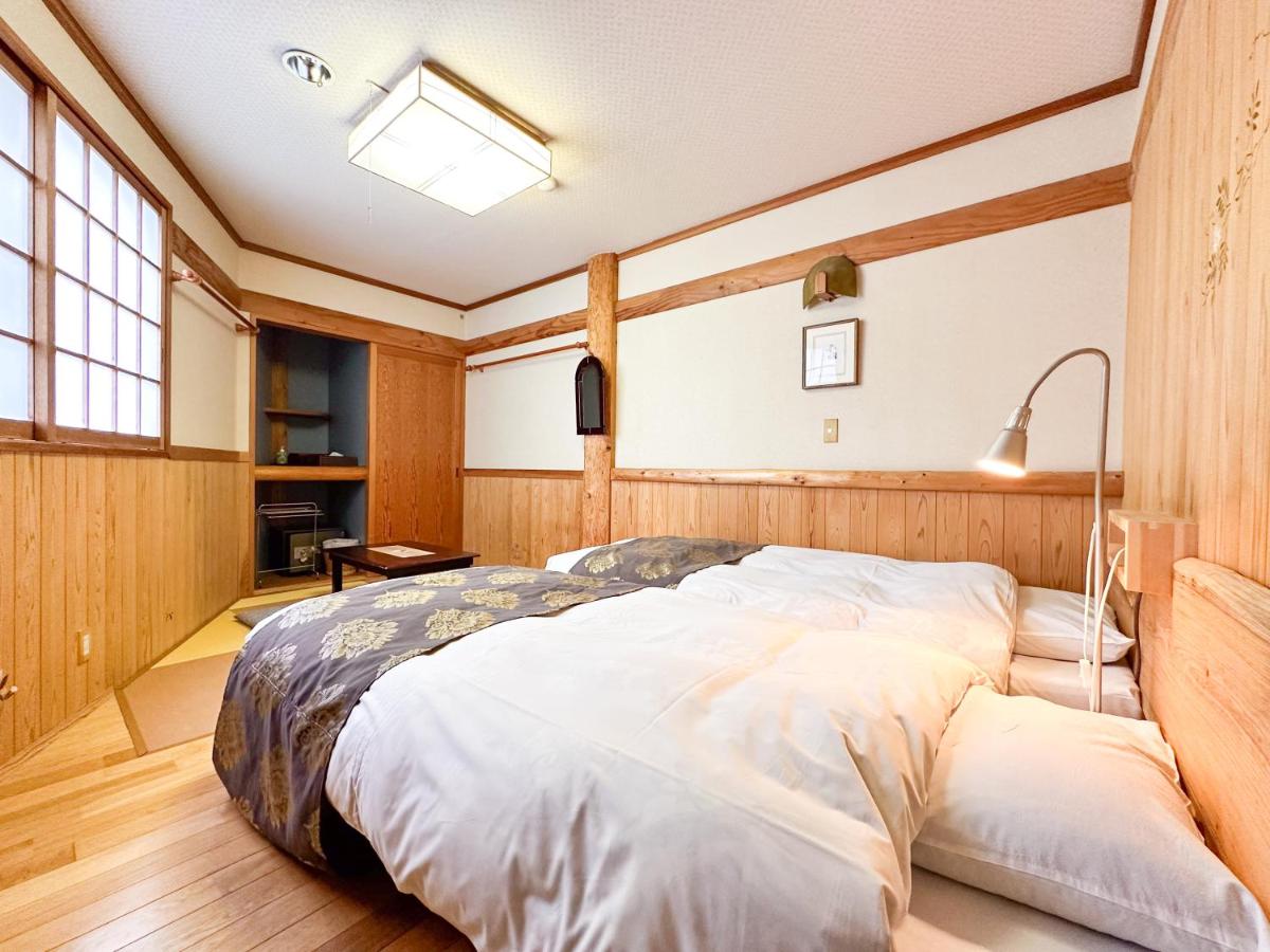 Tweepersoonskamer met 2 Aparte Bedden en Badkamer