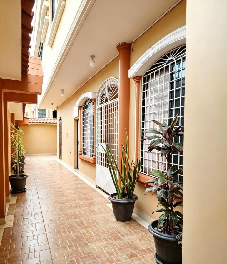 Céntrica suite ejecutiva con cama Queen y Garaje - Bed and Breakfast Machala