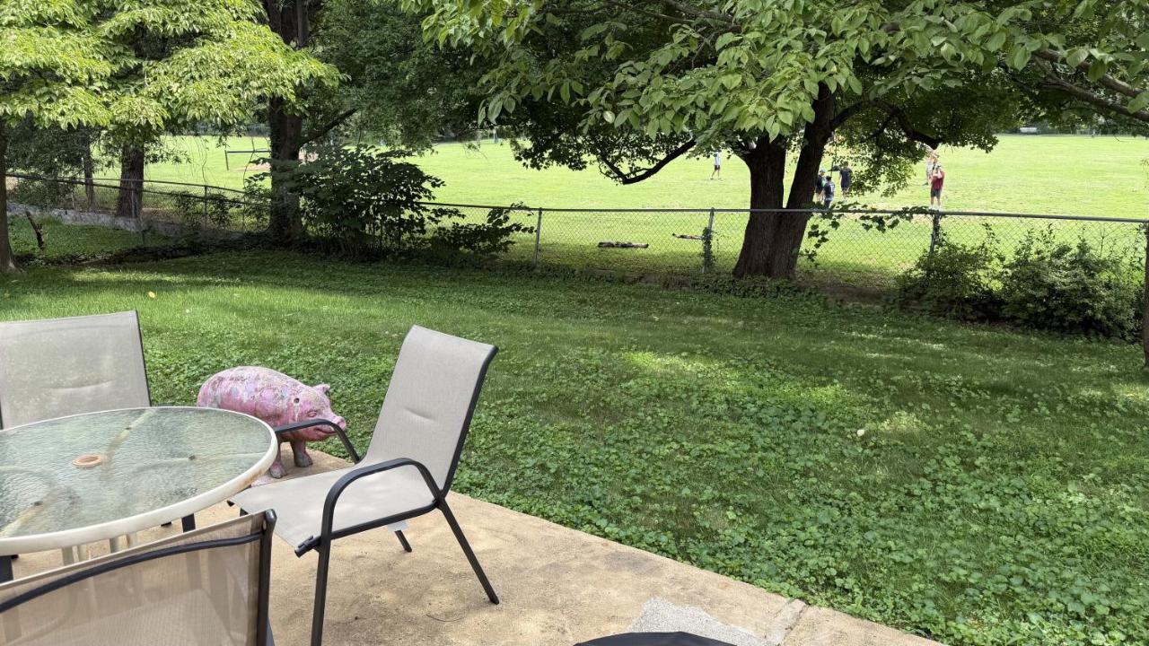 Private Suite Nestled in Lower Level of Home - Bed and Breakfast Arlington