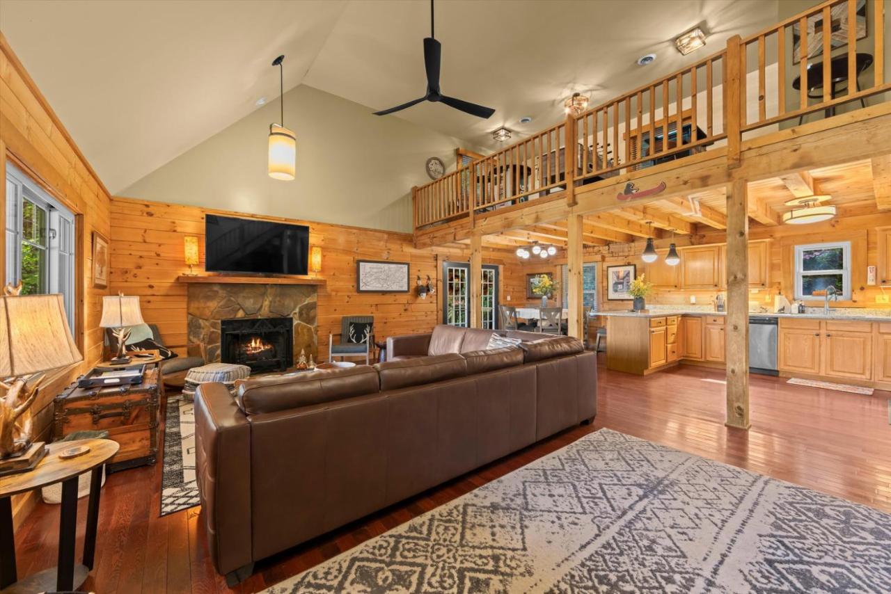 Bryson City Cabin, Game Loft, Hot Tub, Fire Pit - B&B Bryson City