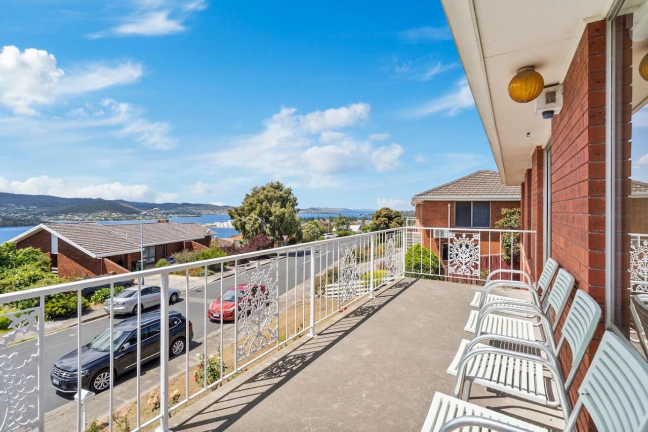 Spacious Family Home with Views - B&B Lowdina