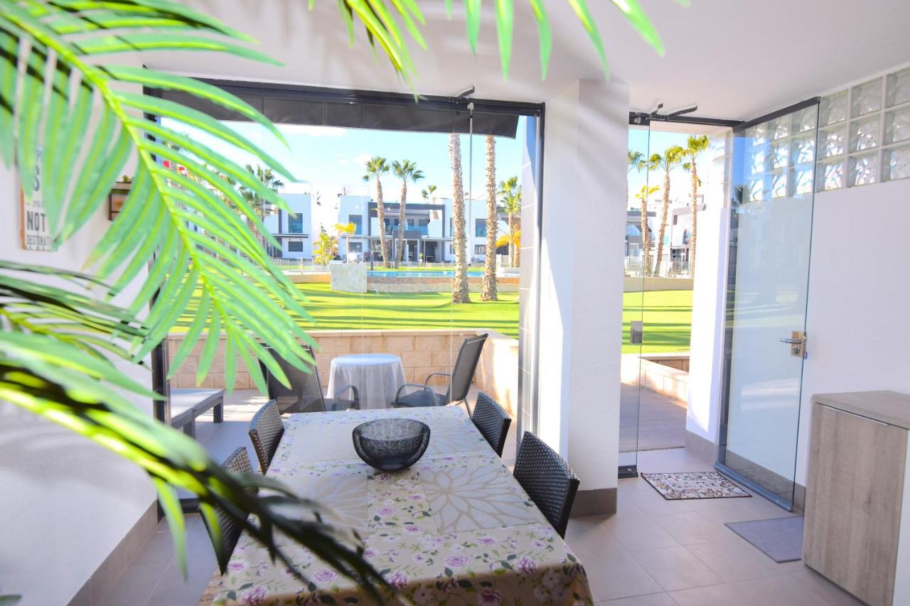 Oasis Beach - Sunny Poolside Apartment by La Zenia - Chambres d'hôtes Urbanizacion los Balcones