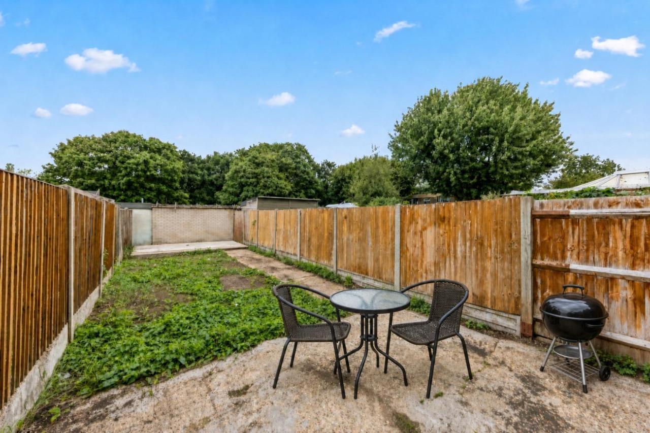 3Bed, Sleeps 7, TV in Each Room, Garden, Parking, Ultrafast WiFi - Chambres d'hôtes Basildon