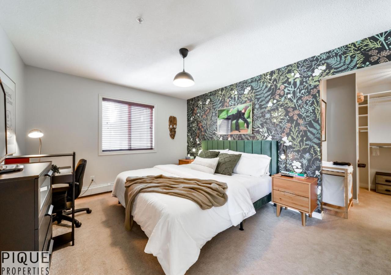 The Breakfast Club Suite - KingBed& AC - Patio - UG Park - B&B Edmonton