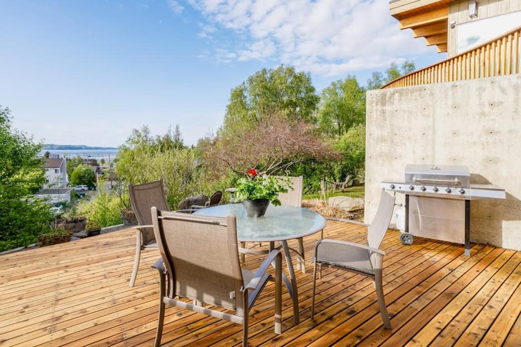 Luxury Townhouse w Hot Tubs Inlet Views Walk - B&B Anchorage
