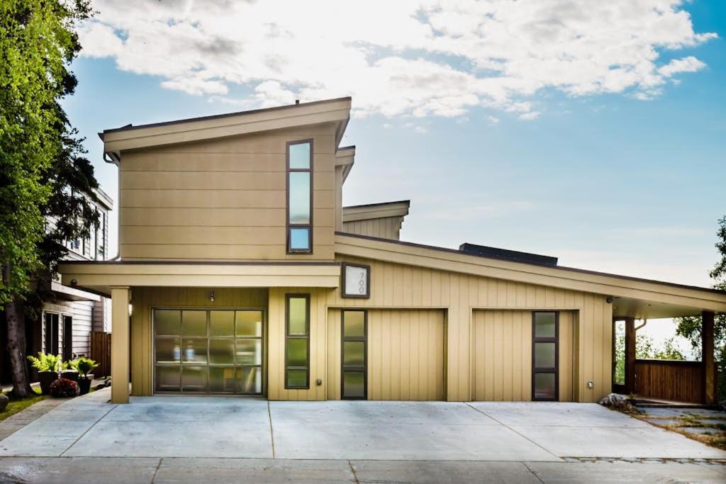 Luxury Townhouse w Hot Tubs Inlet Views Walk - B&B Anchorage