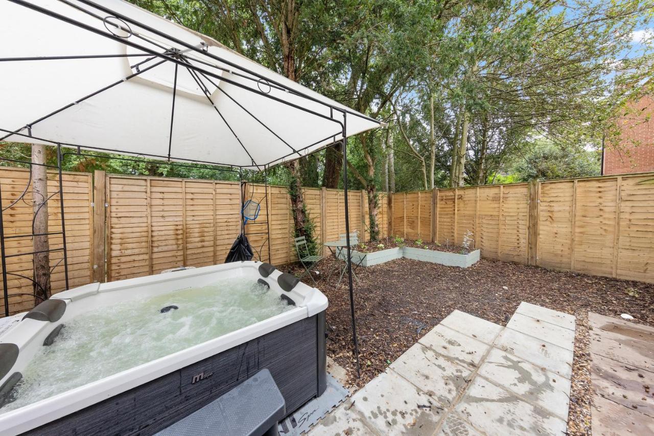 Luxury 4BR Home with Hot Tub, Sleeps 8, Free Parking, Garden, TV in Every Room, Ultrafast WiFi - B&B Kenley